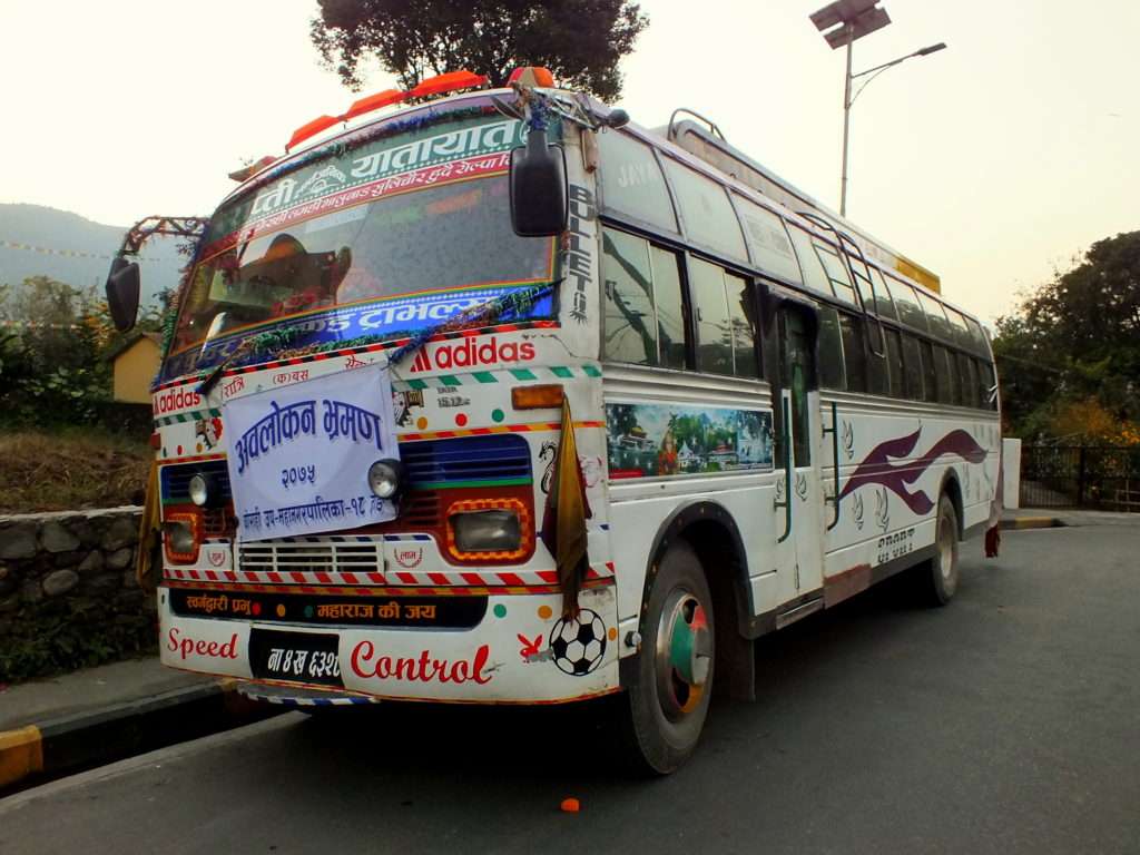Nepal'de Yaşam Pokhara'da Bir Otobüs