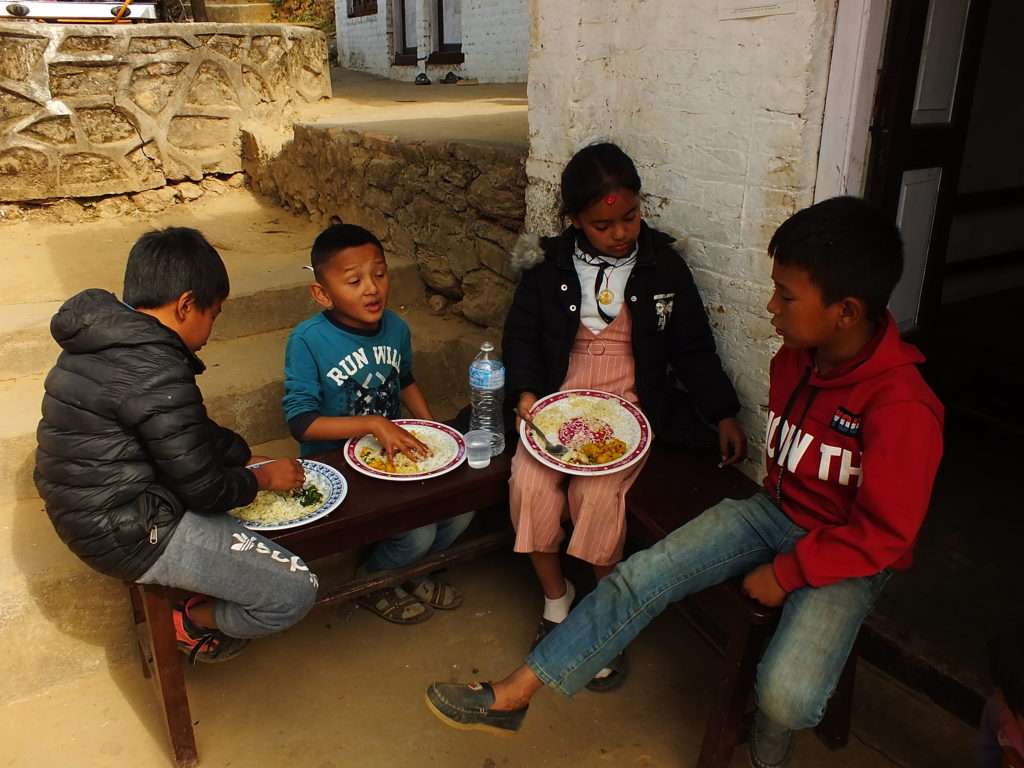 Nepal'de Yemek Yiyen Çocuklar