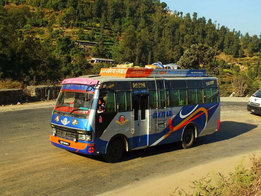 Katmandu-Pokhara Yolunda Bir Otobüs