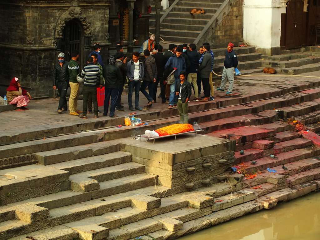 Pashupatinath Tapınağı (श्री पशुपतिनाथ मन्दिर) Ölü Yakma Töreni