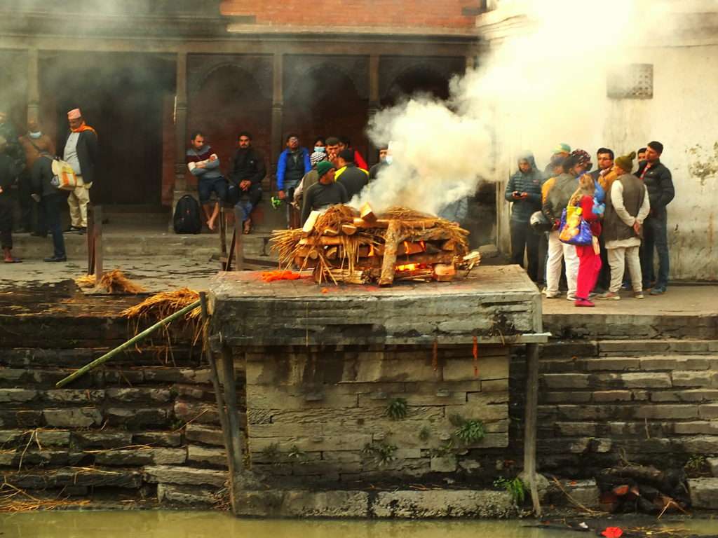 Nepal'de Yaşam Pashupatinath Tapınağı (श्री पशुपतिनाथ मन्दिर) Ölü Yakma Töreni