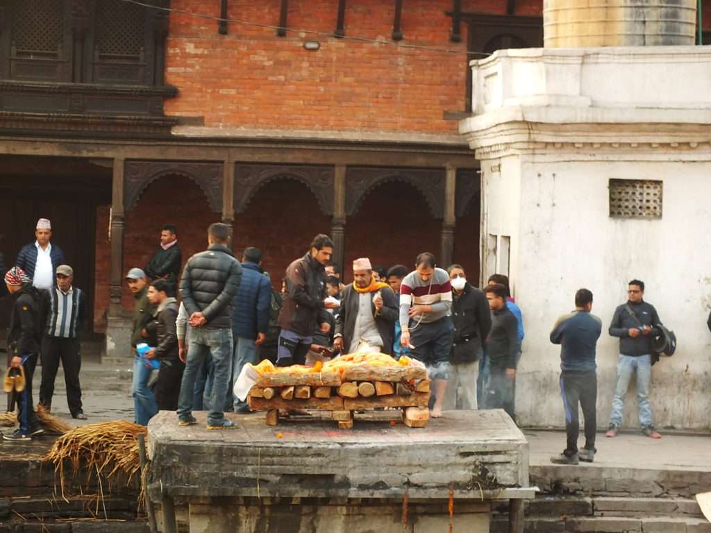 Pashupatinath Tapınağı (श्री पशुपतिनाथ मन्दिर) Ölü Yakma Töreni