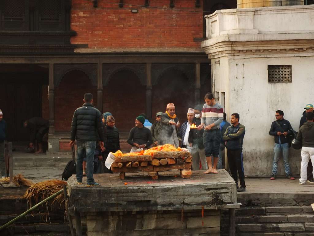 Pashupatinath Tapınağı (श्री पशुपतिनाथ मन्दिर) Ölü Yakma Töreni