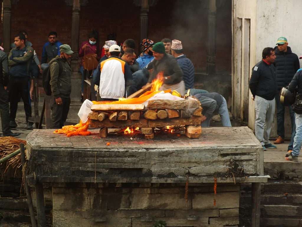 Pashupatinath Tapınağı (श्री पशुपतिनाथ मन्दिर) Ölü Yakma Töreni