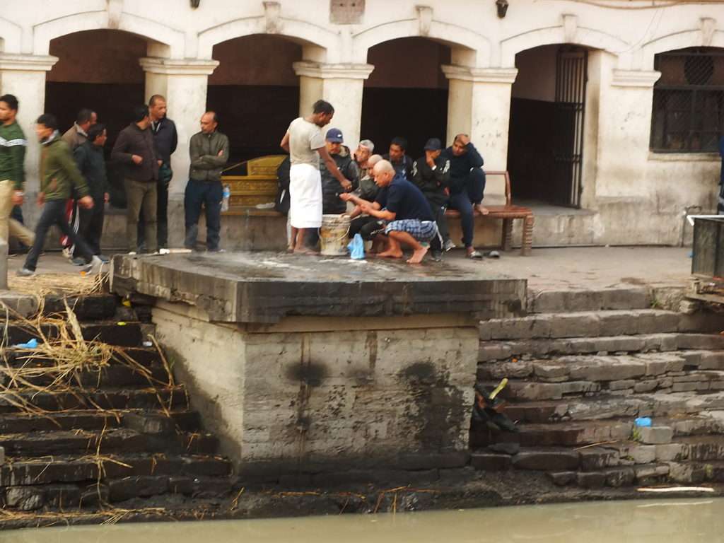 Pashupatinath Tapınağı (श्री पशुपतिनाथ मन्दिर) Ölü Yakma Töreni