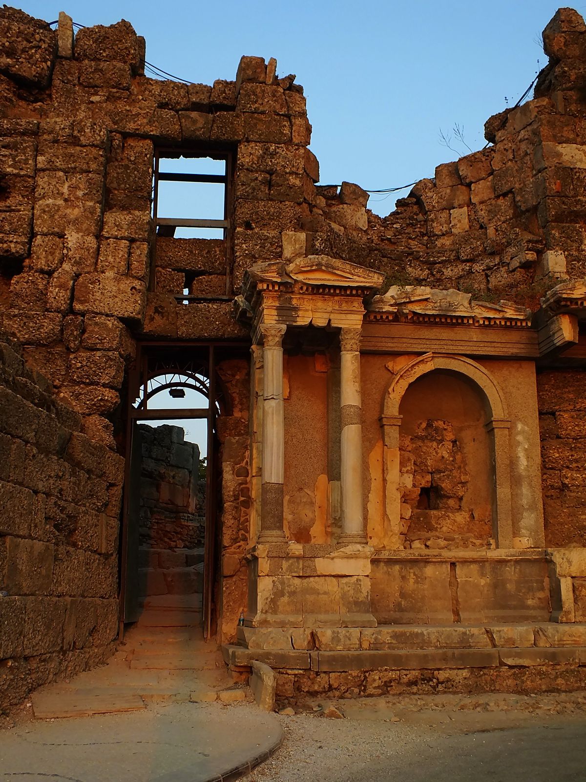 Vespasianus Anıtı ve Zafer Takı Side Antik Kenti