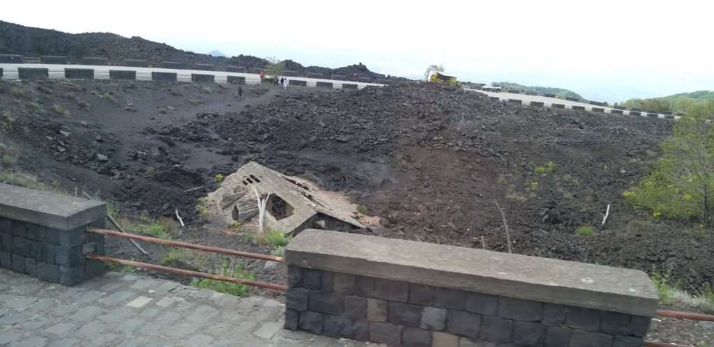 Etna Yanardağı Lavlar Altında Kalmış Bir Ev