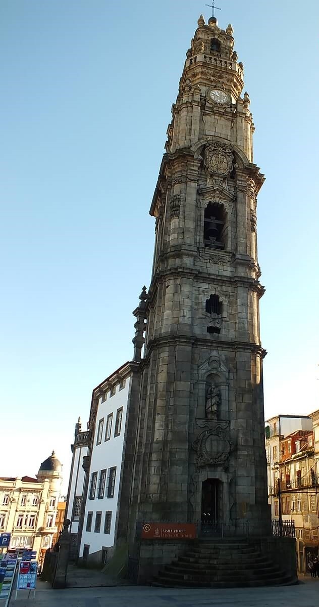 Clérigos Kilisesi (Igreja dos Clérigos)