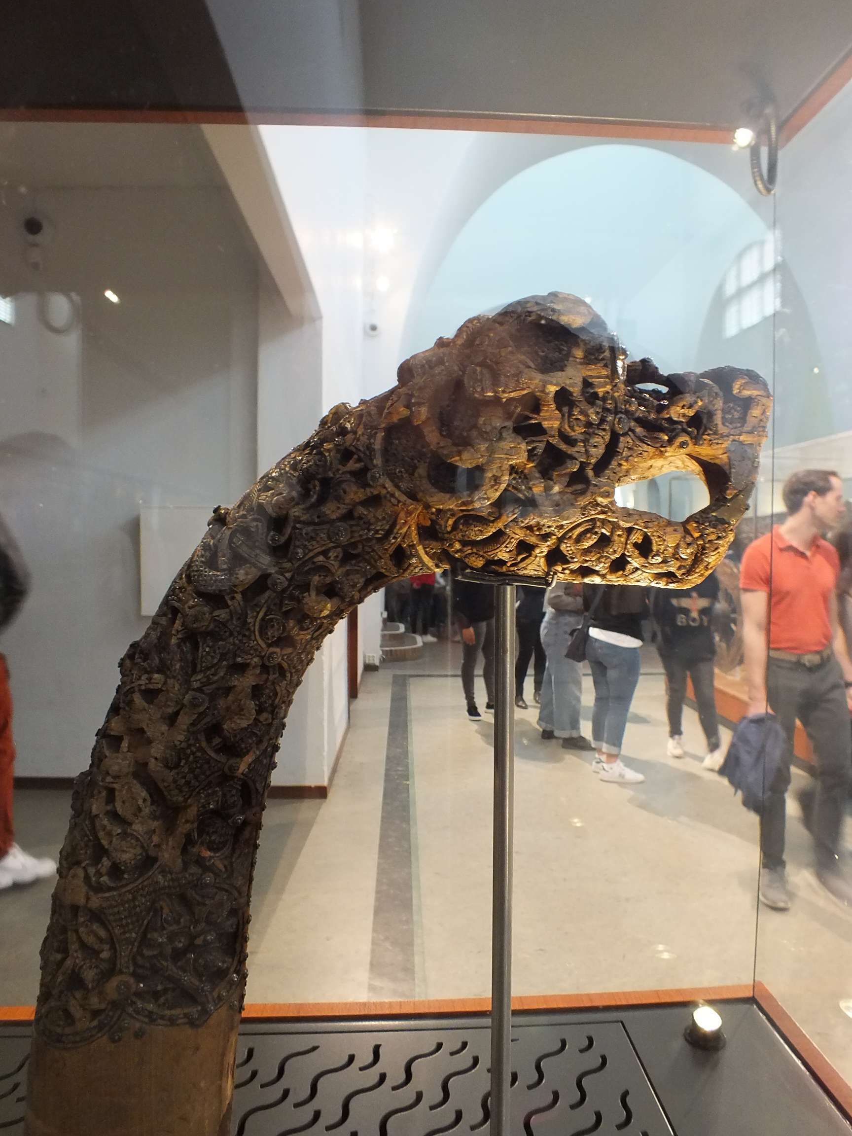 Oseberg Gemisi Kazısında Bulunan Bir Oymalı Hayvan Başı 