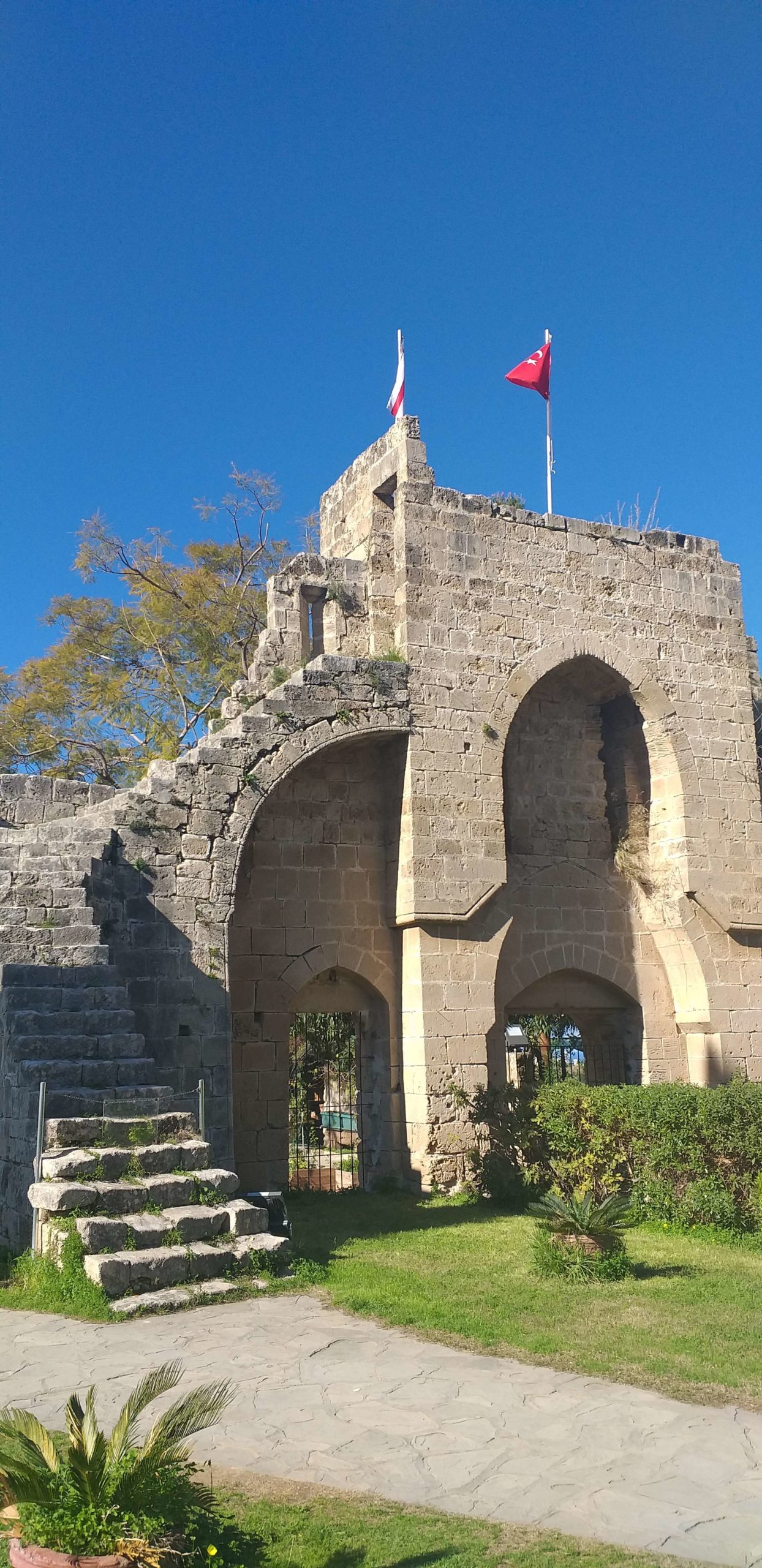 Bellapais Manastırı Ön Kapı