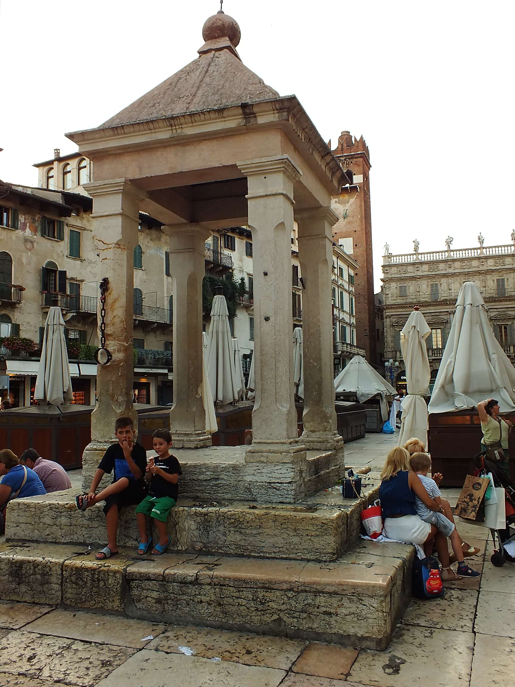 Erbe Meydanı (Piazza Delle Erbe)