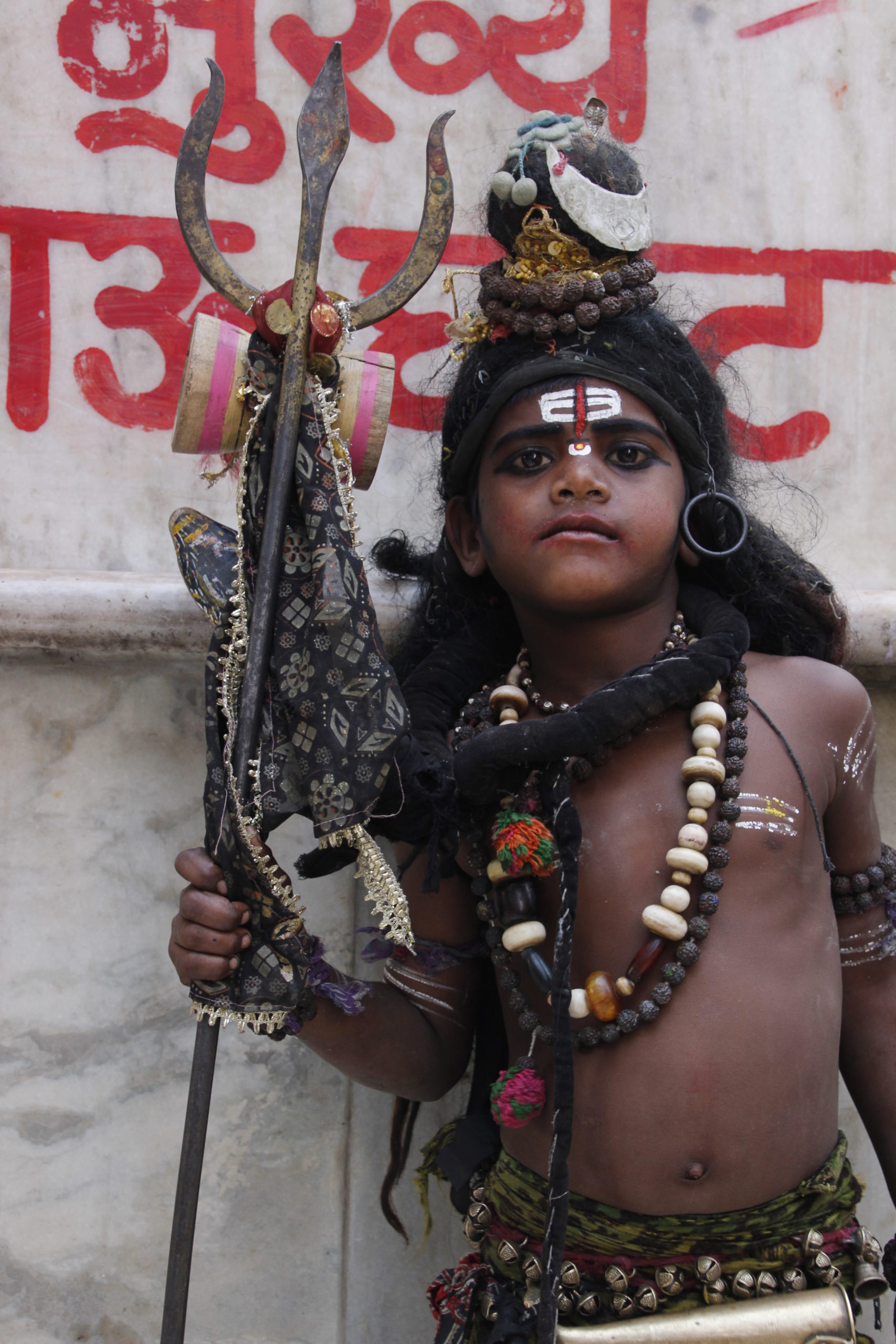 Hindistan Tanrı Shiva'yı Temsil Eden Bir Çocuk