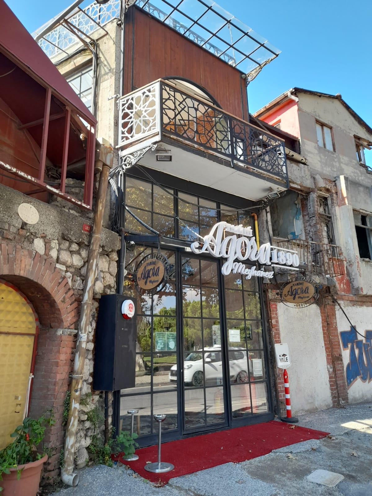 Balat Sokakları Agora Meyhanesi