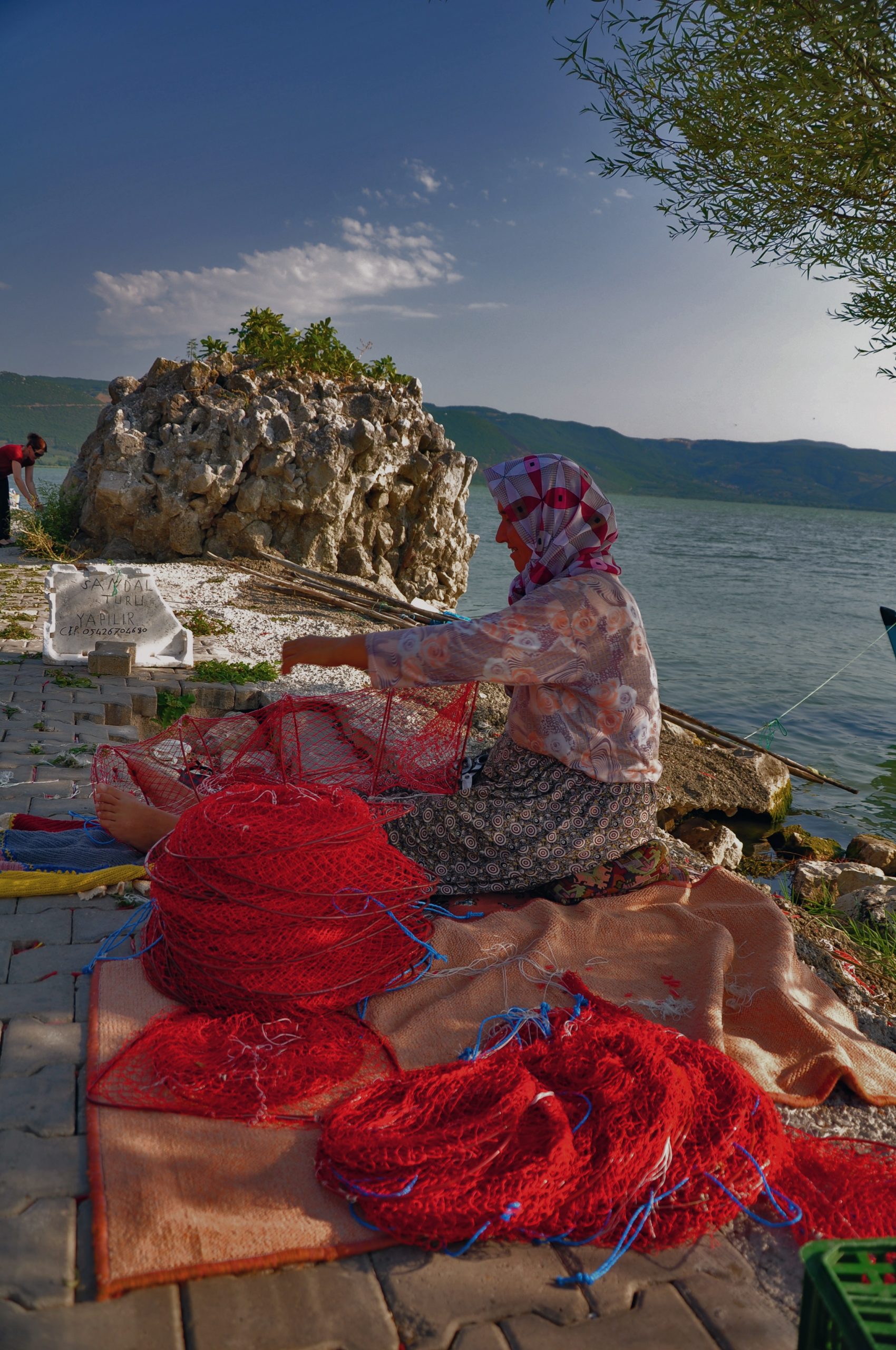 Gölyazı'da Ağlarını Onaran Bir Göl Kadını !