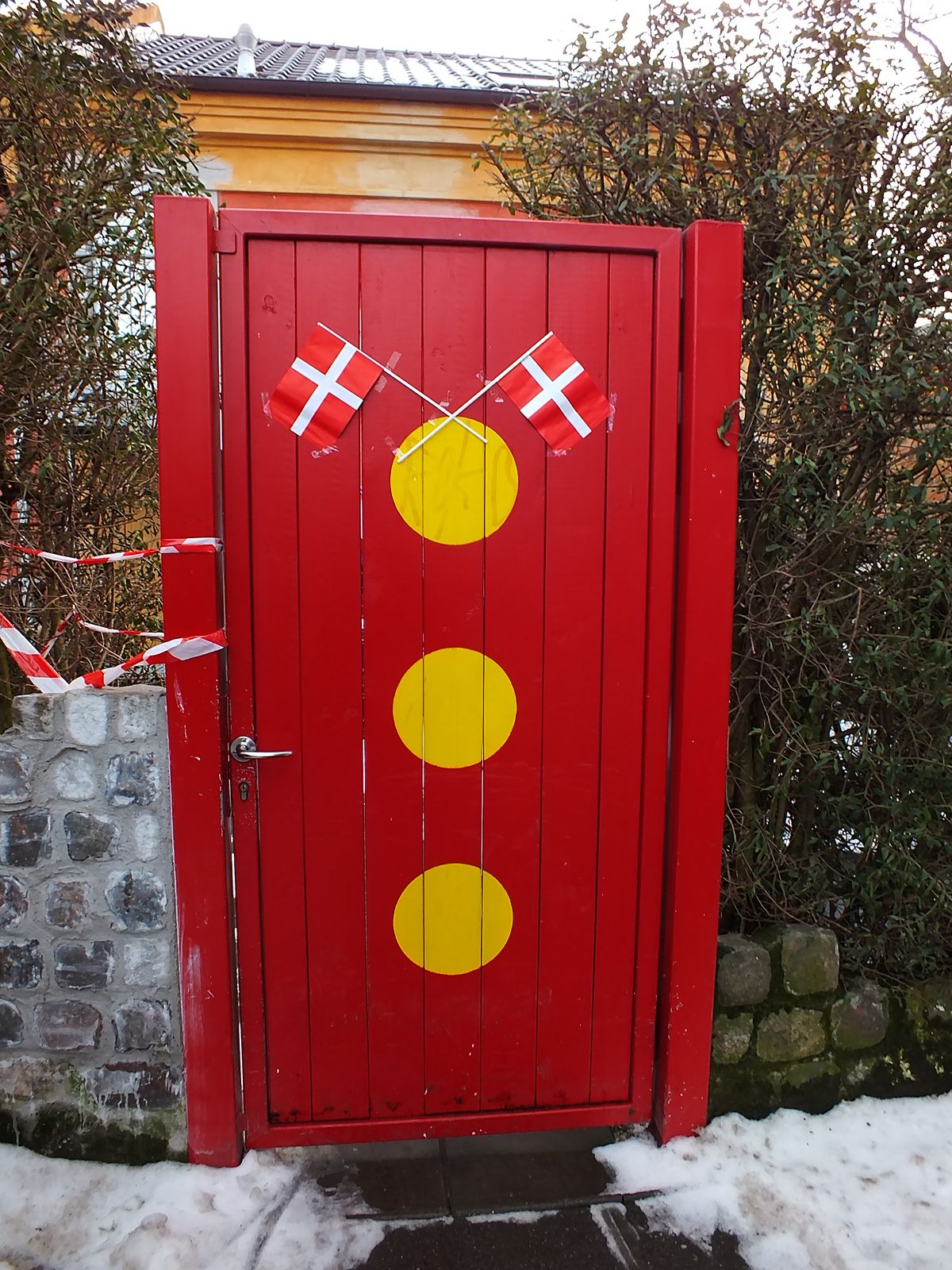 Christiania Bayraklı Bir Ev Kapısı