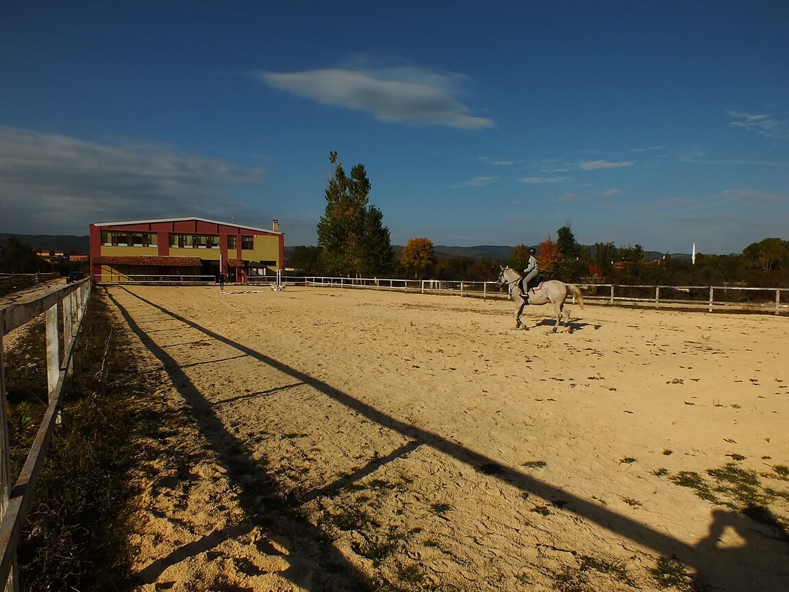  İksir At Çiftliği Açık Manej 