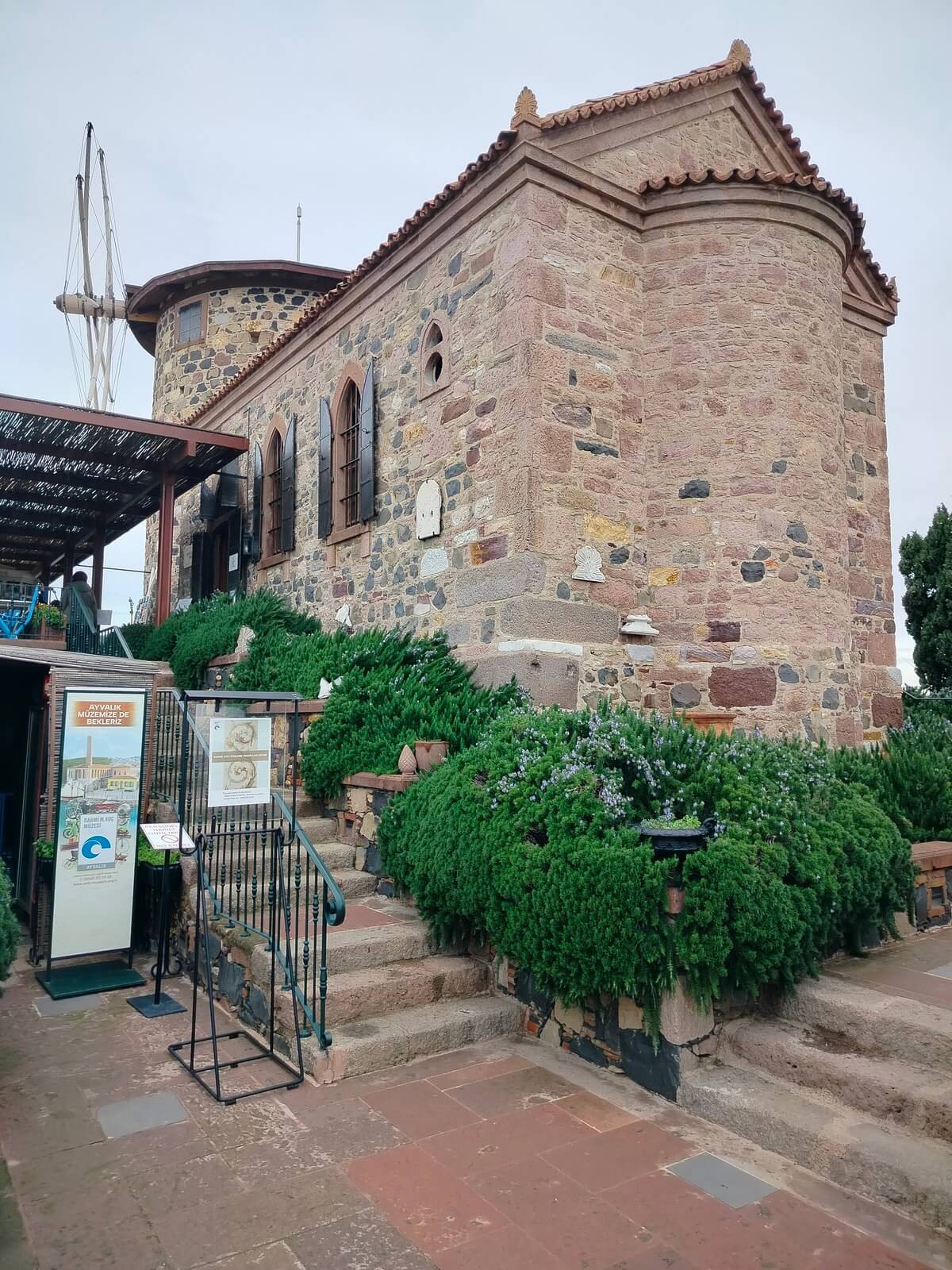 Sevim ve Necdet Kent Kitaplığı