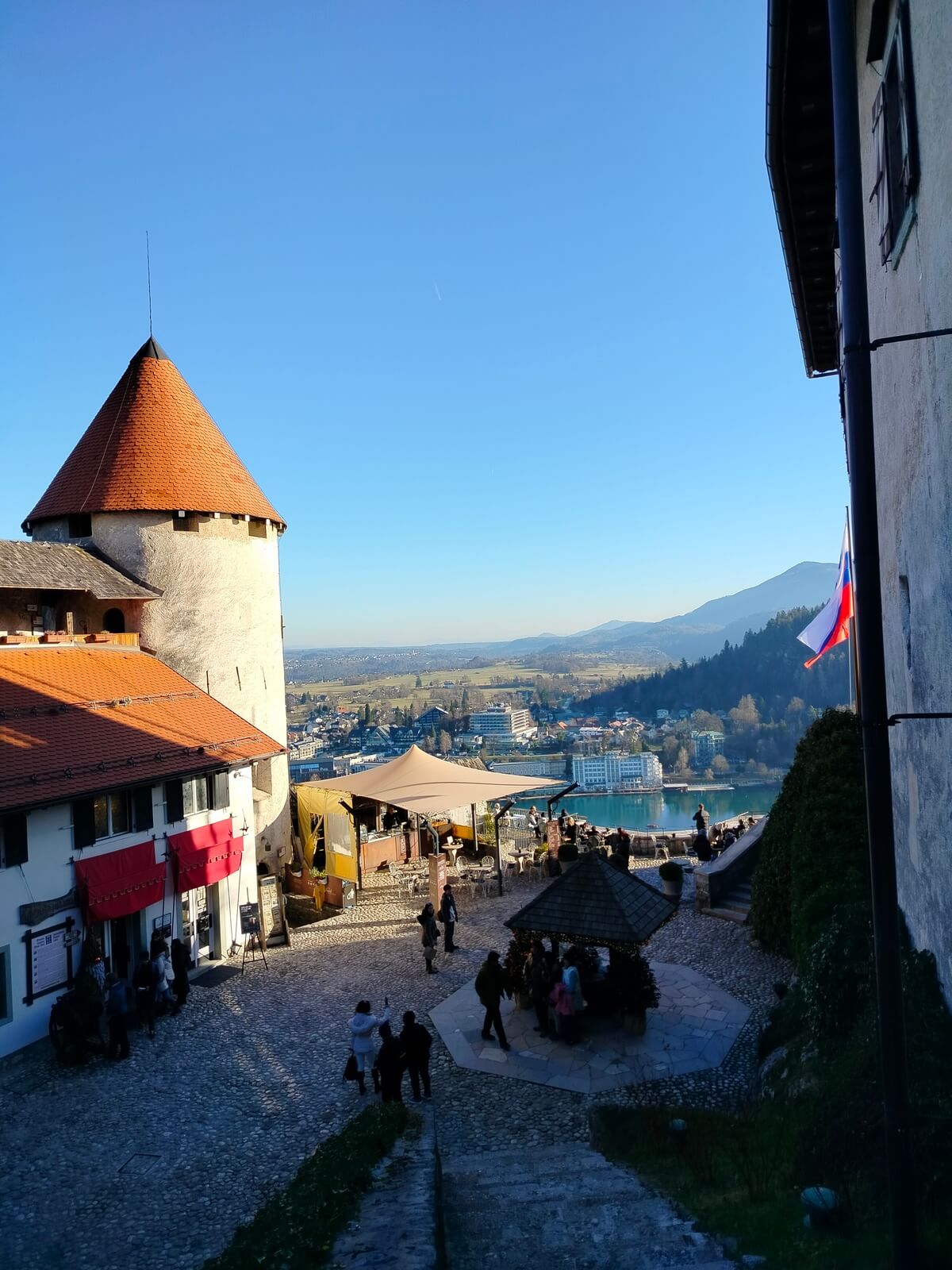Bled Kalesi Surları ve Alt Avlu