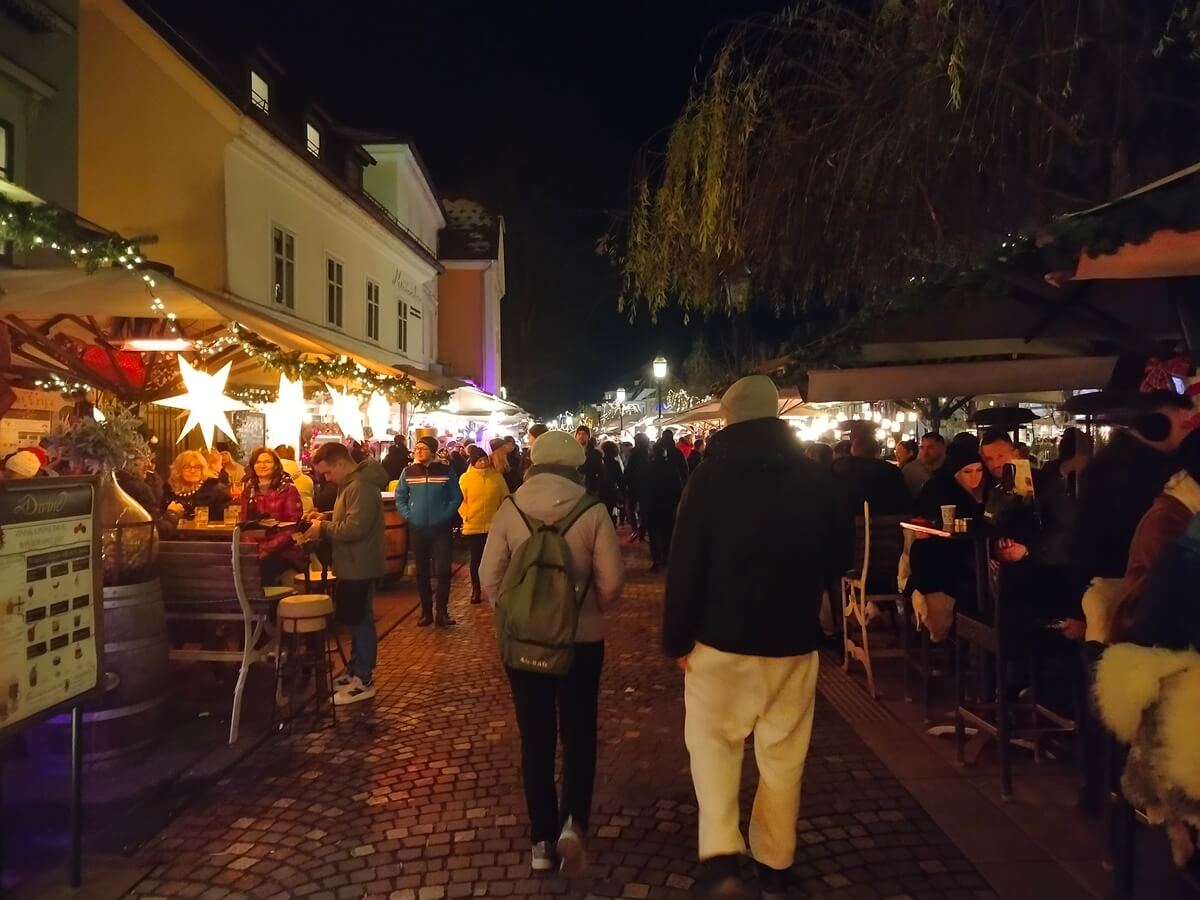 Noel'de Ljubljana Cankarjevo Nabrežje (Cankar Rıhtımı)