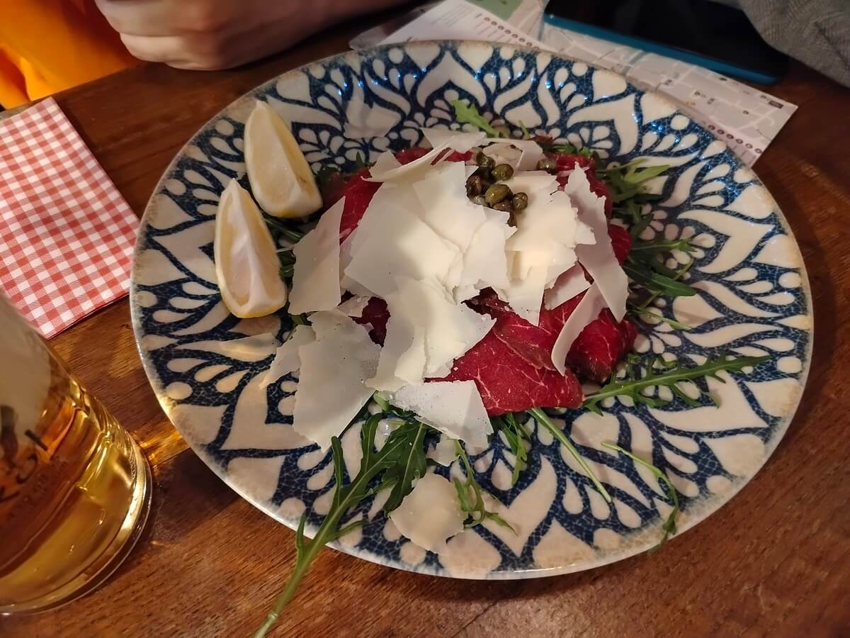 Parmesanlı Dana Karpaçyo (Goveji Carpaccio z Parmezanom)