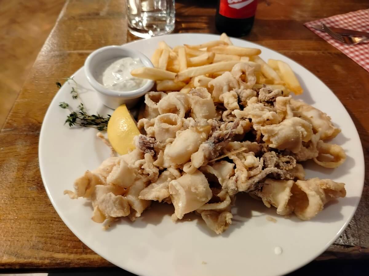 Tartar Soslu Kızarmış Kalamar (Ocvrti Lignji S Tatarsko)